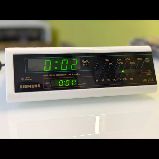 (Pre-Owned, Very Good) Siemens RG 294 Dual Alarm Electronic Clock Radio (FM/AM) With Auto Dimmer (White) (60 Days Warranty)