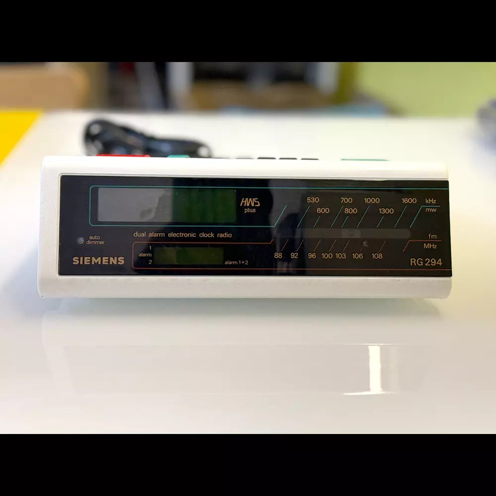 (Pre-Owned, Very Good) Siemens RG 294 Dual Alarm Electronic Clock Radio (FM/AM) With Auto Dimmer (White) (60 Days Warranty)